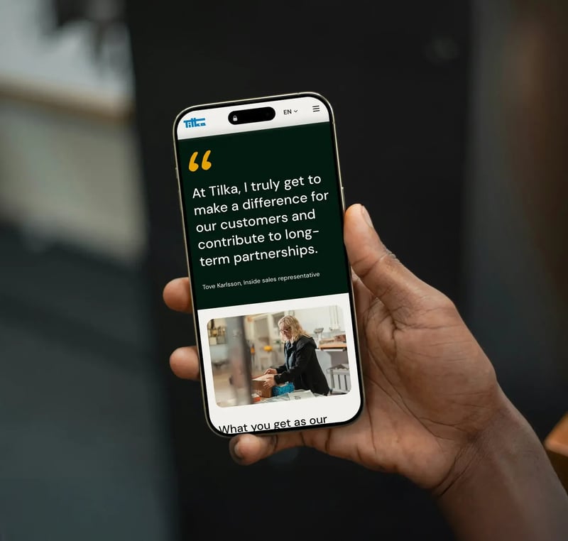 zooma-hand-holding-phone-tilka-website