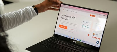 Can HubSpot's AI assistant handle non-English languages?