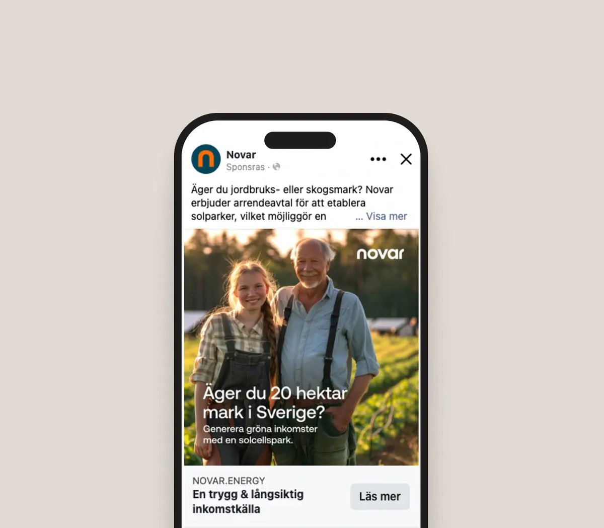 Mockup av mobiltelefon som visar en annons i sociala medier för Novar, med två personer som står på ett grönt jordbruksfält och text om markarrende för solcellsparker i Sverige