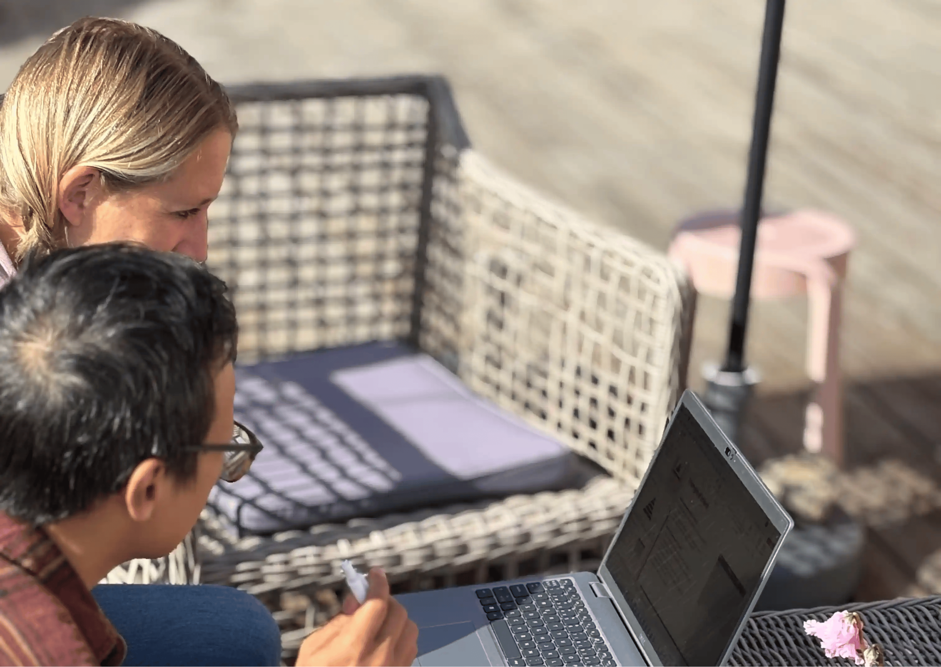 Two colleagues working together on a laptop during Zooma’s team kick-off at Sju Sjöar