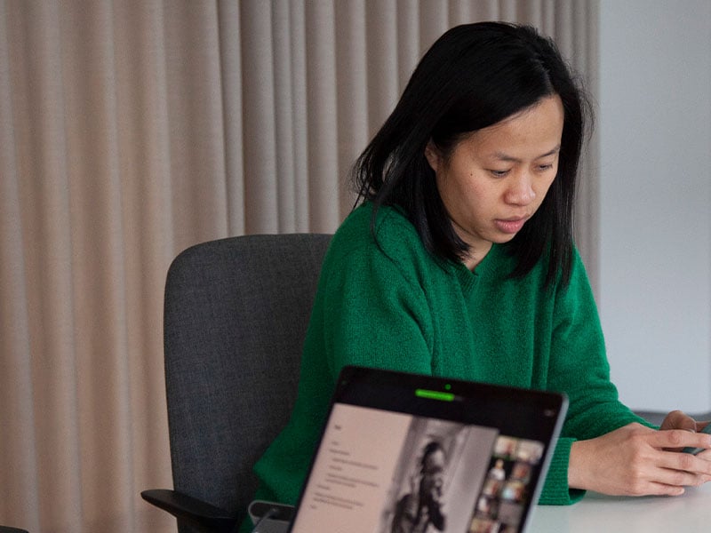 Uyen-in-the-office