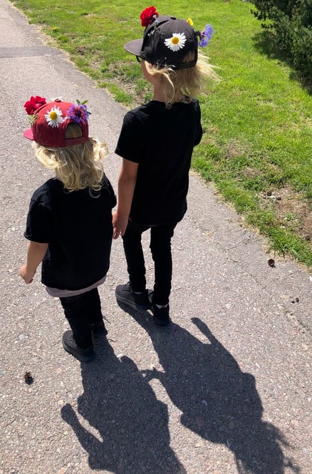 Zooma-two people wearing-midsommarkransarna