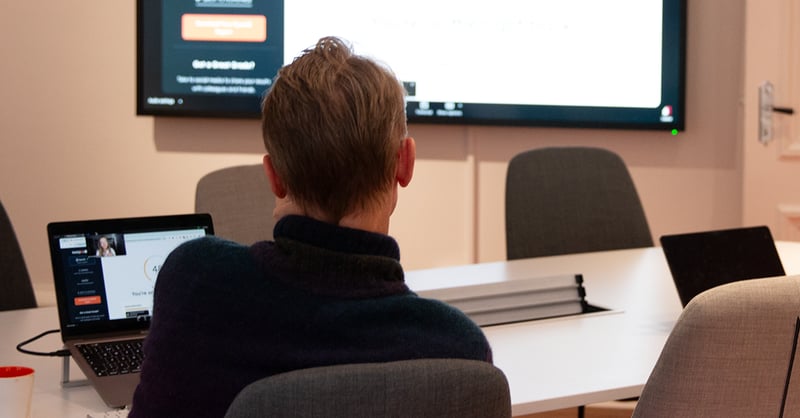 En man kollar på en större skärm