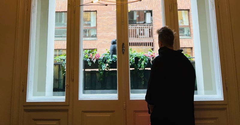 Kvinna kollar ut genom fönstret