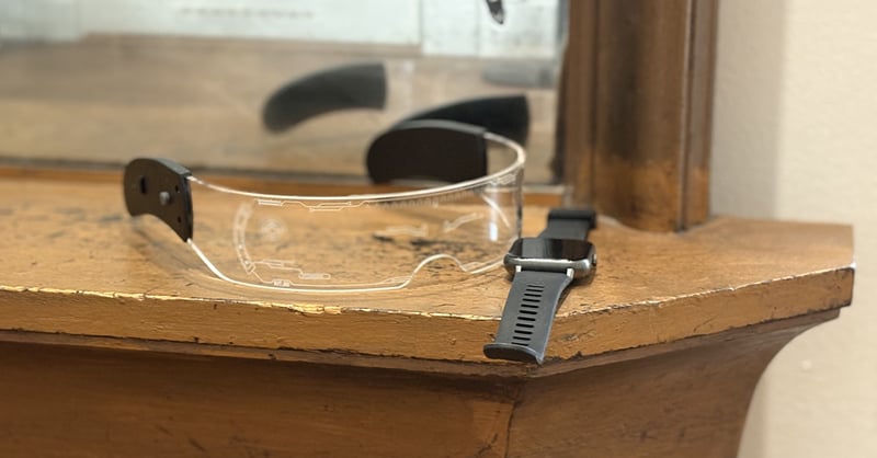 skyddsglasögon och en digital armbandsklocka