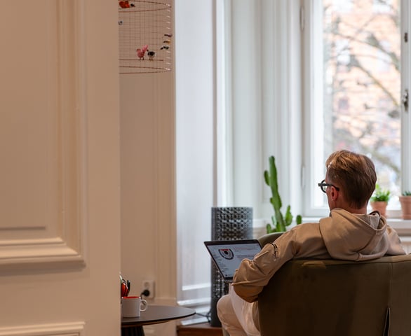 zooma-working-in-office-laptop-